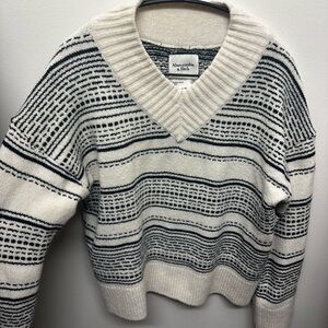 Abercrombie & Fitch Women’s Cream and Black Patterned V-Neck Sweater